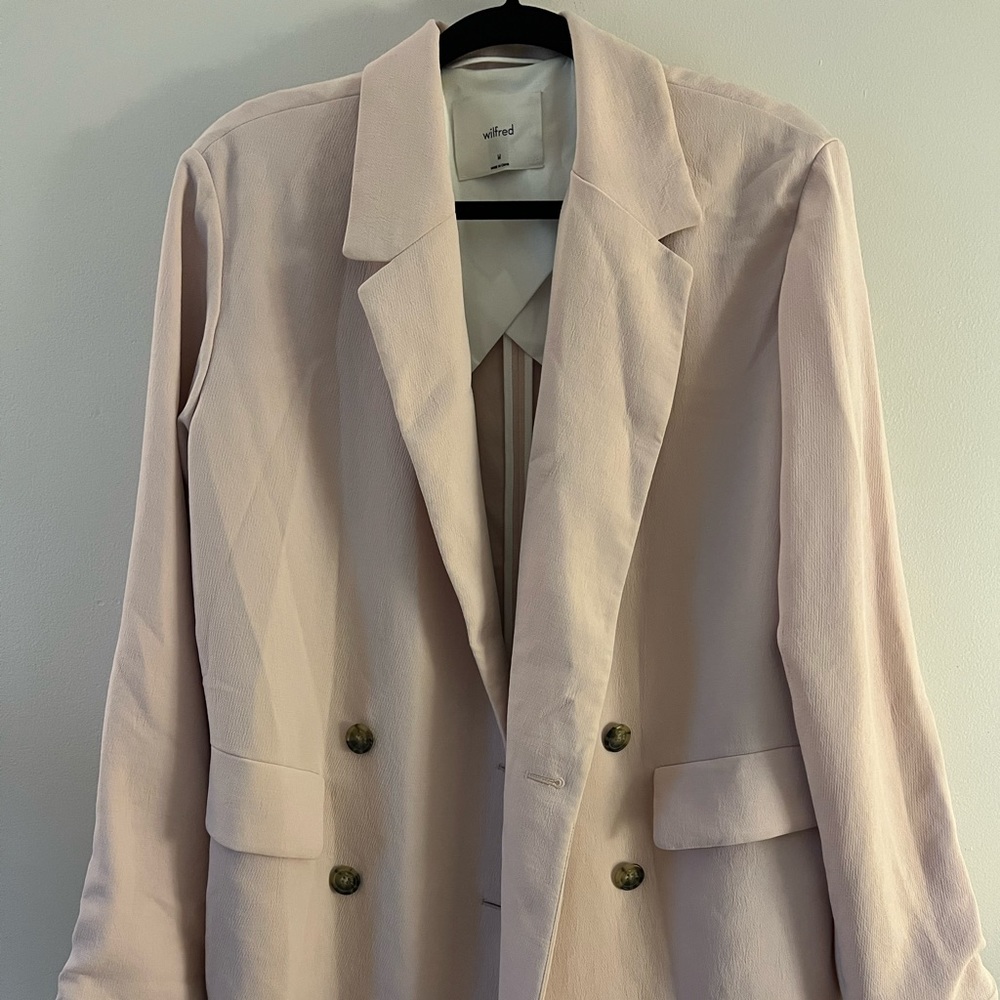 Dusty pink Wilfred blazer from Aritzia. Size medium but fits oversized.